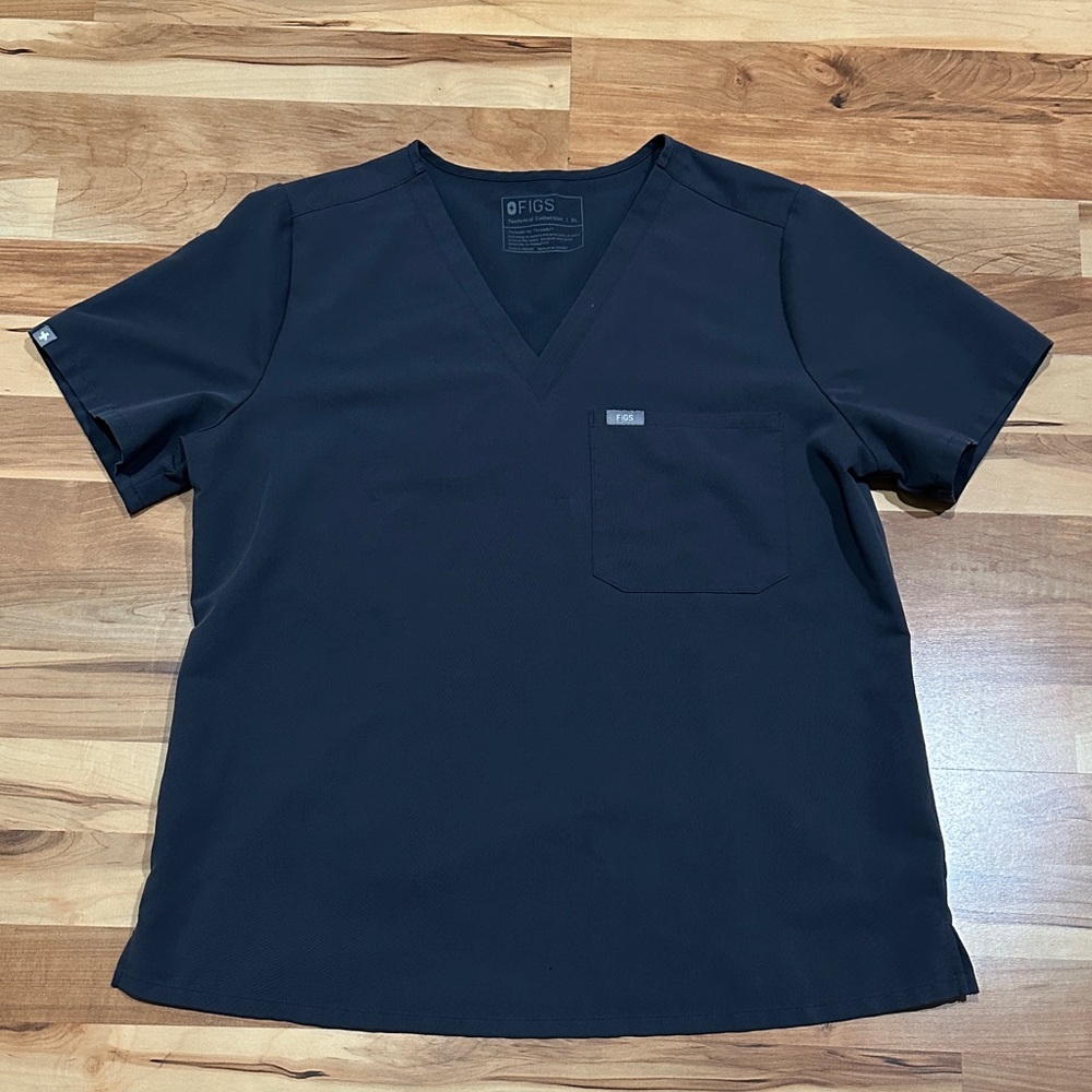 Figs women’s charcoal gray V-Neck Short Sleeve Tee